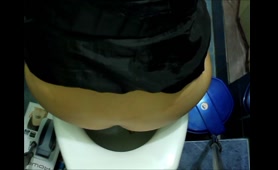 Blonde Babe Drops a Nice Shit HD