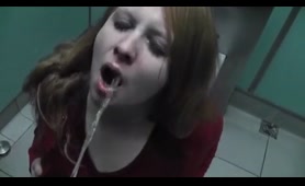 Amateur Lady Pees in the Shower