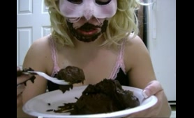 Amateur Babe Eats Shit from Plate