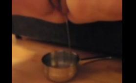 Amateur lady pees in a pan