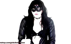 Masked Babe Takes a Dirty Dump