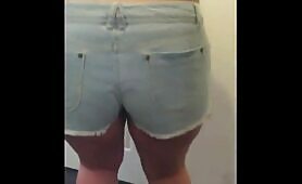 Babe Shows Off Her Butt Before She Takes a Dump