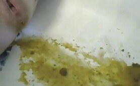 Hottie Shits a Massive Dump