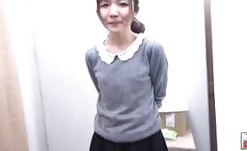 Babe Hides Face While She Craps